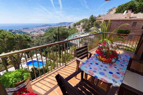 Lloret de Mar Villa Sleeps 8 Pool Wifi