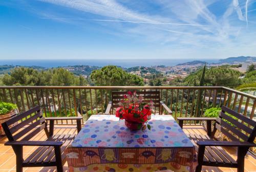 Lloret de Mar Villa Sleeps 8 Pool Wifi