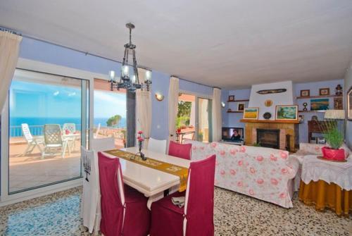Lloret de Mar Villa Sleeps 6 Pool Wifi