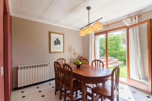 Lloret de Mar Villa Sleeps 8 Pool Wifi