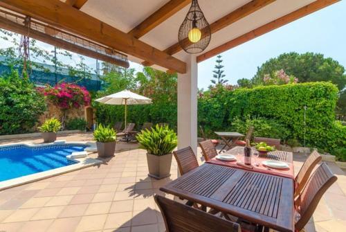 Lloret de Mar Villa Sleeps 8 Pool Wifi