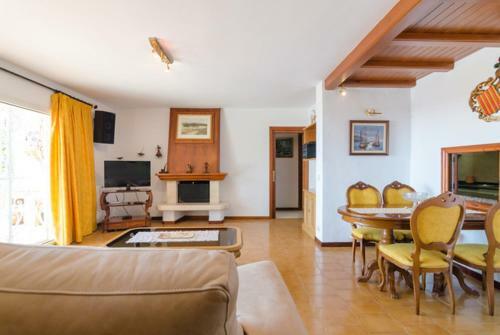 Lloret de Mar Villa Sleeps 6 Pool Wifi