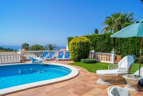 Lloret de Mar Villa Sleeps 6 Pool Wifi