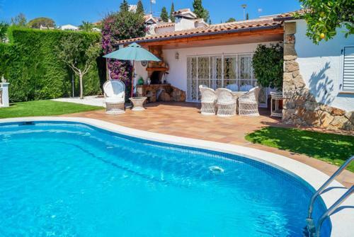 Lloret de Mar Villa Sleeps 6 Pool Wifi