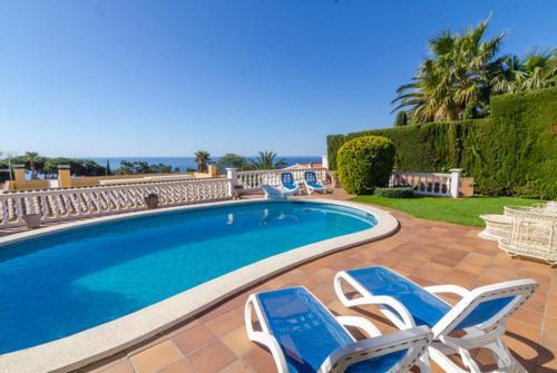 Lloret de Mar Villa Sleeps 6 Pool Wifi