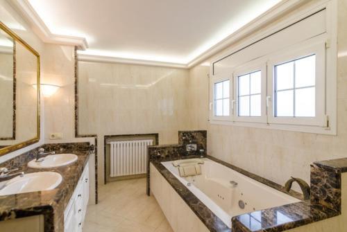 Lloret de Mar Villa Sleeps 6 Pool Wifi
