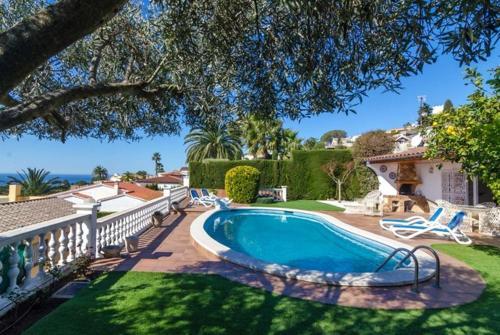 Lloret de Mar Villa Sleeps 6 Pool Wifi