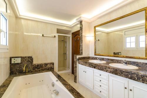 Lloret de Mar Villa Sleeps 6 Pool Wifi