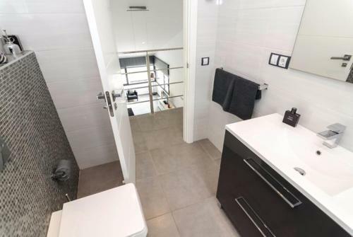 Lloret de Mar Villa Sleeps 9 Pool Wifi