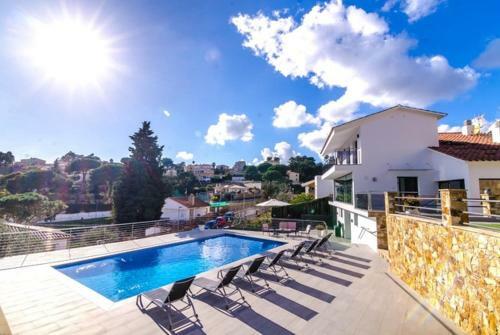 Lloret de Mar Villa Sleeps 9 Pool Wifi
