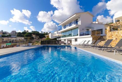 Lloret de Mar Villa Sleeps 9 Pool Wifi