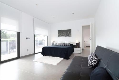 Lloret de Mar Villa Sleeps 9 Pool Wifi