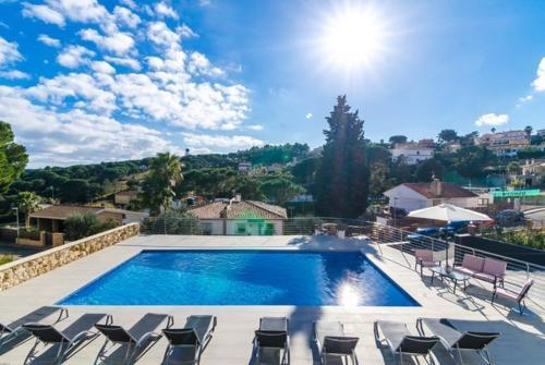 Lloret de Mar Villa Sleeps 9 Pool Wifi