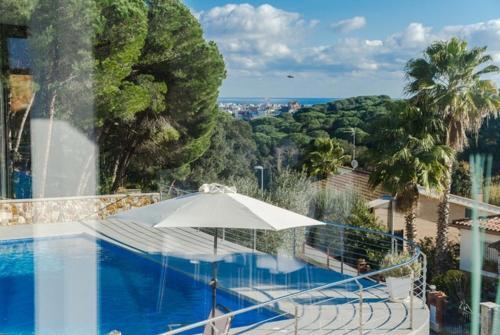 Lloret de Mar Villa Sleeps 9 Pool Wifi