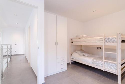 Lloret de Mar Villa Sleeps 9 Pool Wifi