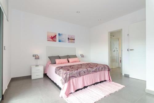 Lloret de Mar Villa Sleeps 9 Pool Wifi