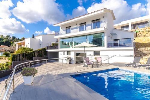Lloret de Mar Villa Sleeps 9 Pool Wifi