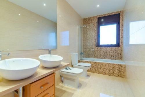 Lloret de Mar Villa Sleeps 6 Pool Air Con Wifi