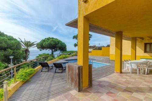 Lloret de Mar Villa Sleeps 7 Pool Air Con Wifi