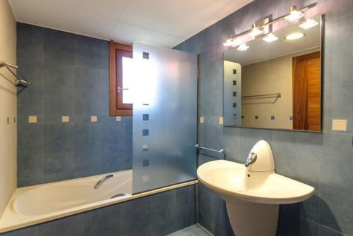 Lloret de Mar Villa Sleeps 7 Pool Air Con Wifi