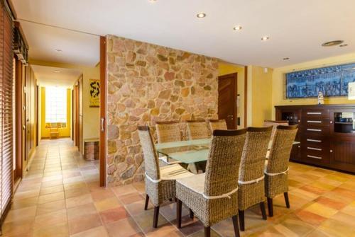 Lloret de Mar Villa Sleeps 7 Pool Air Con Wifi