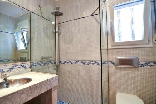 Lloret de Mar Villa Sleeps 6 Pool Wifi