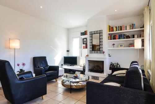 Lloret de Mar Villa Sleeps 6 Pool Wifi