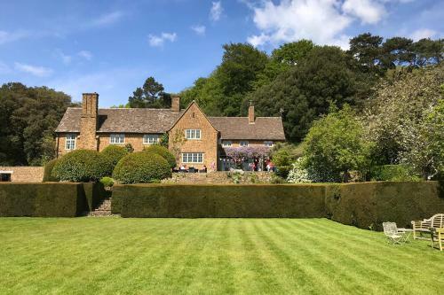 Dursley Chateau Sleeps 19 Wifi