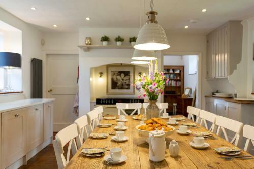 Dursley Chateau Sleeps 19 Wifi
