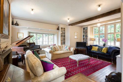 Dursley Chateau Sleeps 19 Wifi