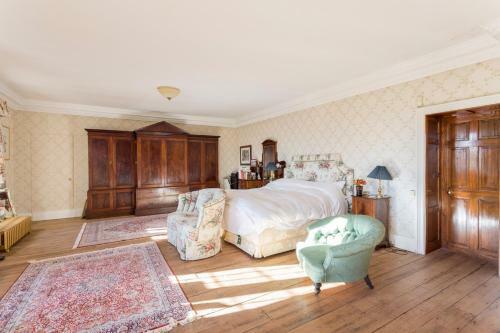 Hurst Green Chateau Sleeps 15 Pool Wifi