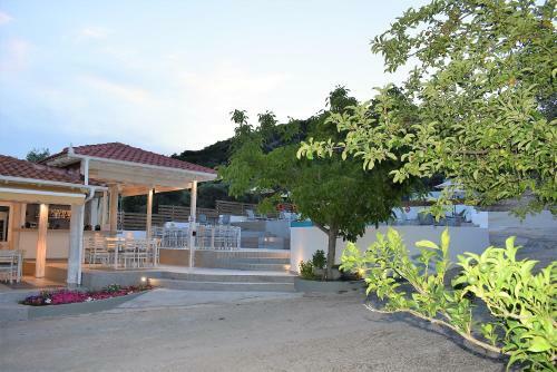 Studios Apartments Irini Patira