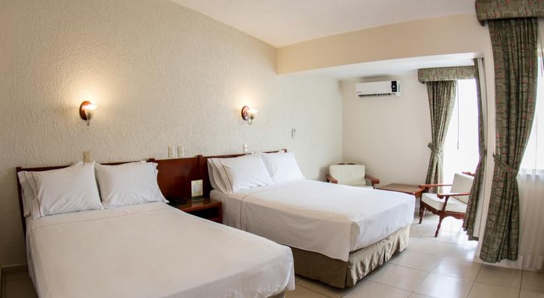 Hotel La Estancia Tapat�a