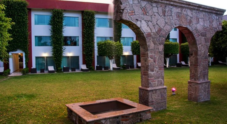 Hotel La Estancia Tapat�a