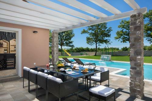 Villa Green Frame