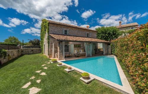 Charming Stone Villa Pakich With Private Pool