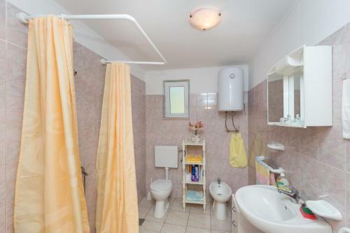Apartment Laurel Leaf