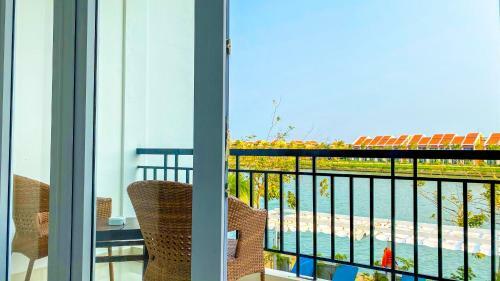 Villa Riverside White House Hotel