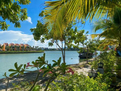 Villa Riverside White House Hotel