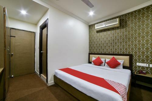Hotel Oyo 4376 Imax Inn