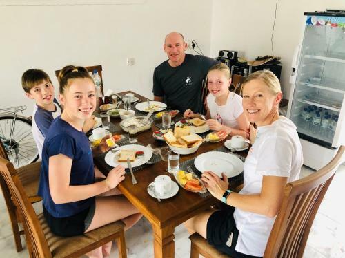 Hostal White Villa Airport Transit Hotel