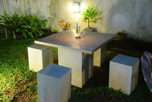Hostal White Villa Airport Transit Hotel