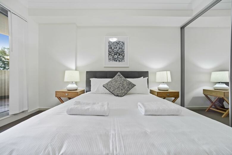 Modern Luxury Apartment Walking Distance To Train Station