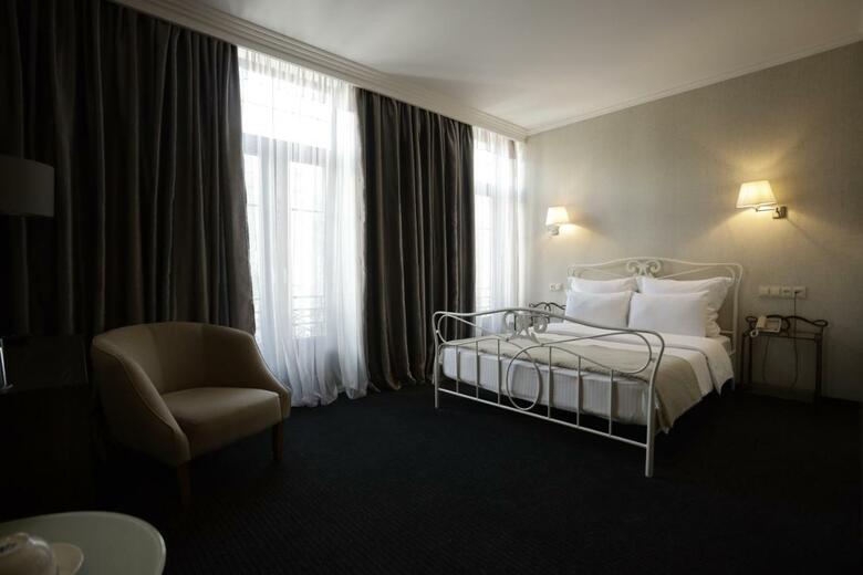 Redline Hotel