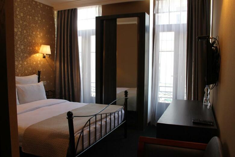 Redline Hotel
