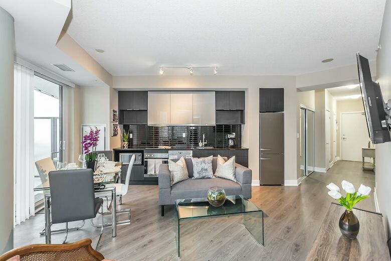 Apartamentos Exquisite Luxury 1 Bedroom + Den With Parking