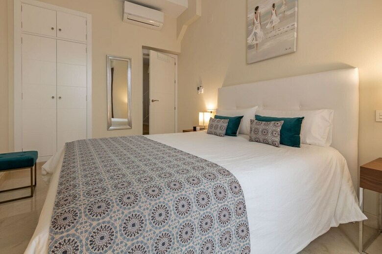 Apartamentos Lumbreras Deluxe Suite By Valcambre