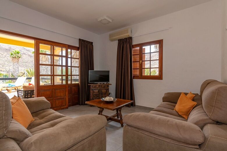 Casa de Vacaciones Con Piscina Compartida En Mog�n IV