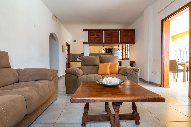 Casa de Vacaciones Con Piscina Compartida En Mog�n IV