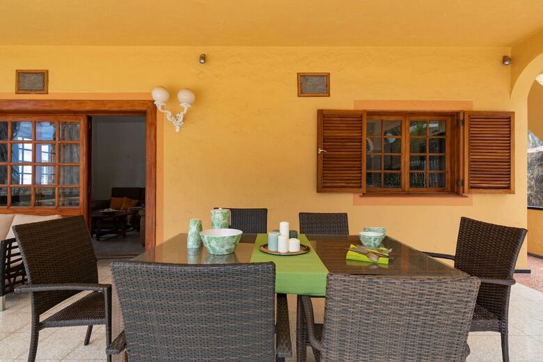 Casa de Vacaciones Con Piscina Compartida En Mog�n IV